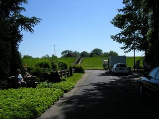 Blick auf den Deich entlang der Straße Zu den Deichen zum Sommerfest 2008